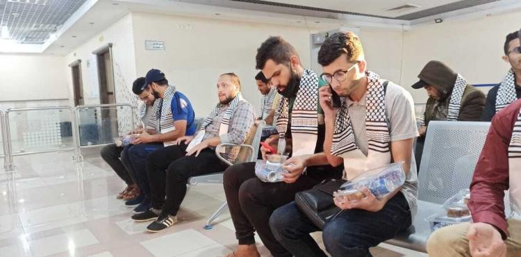 الطلبة الفلسطينيين العائدين من السودان.jpeg