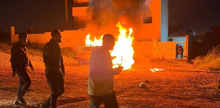 مستوطنون يحرقون سيارات فلسطينية.jpg