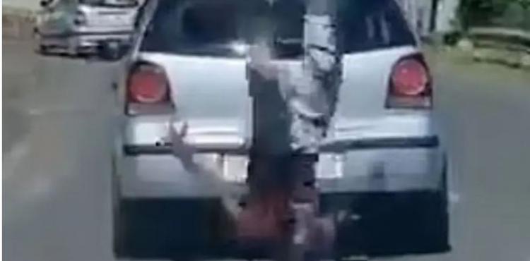 شاب متهور يسقط من فوق سيارة.JPG