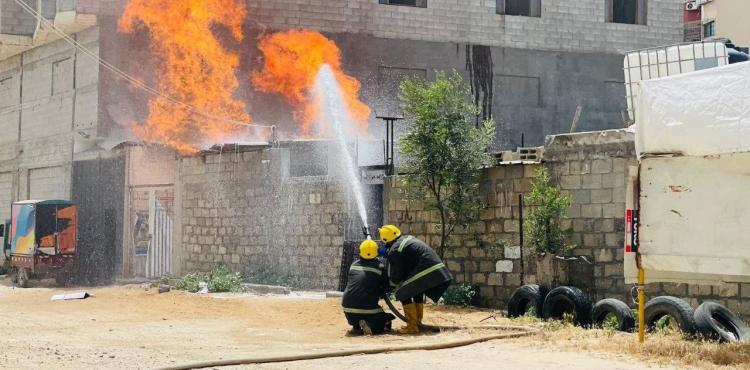 إطفاء حريق في اسطوانات غاز بغزة.jpg