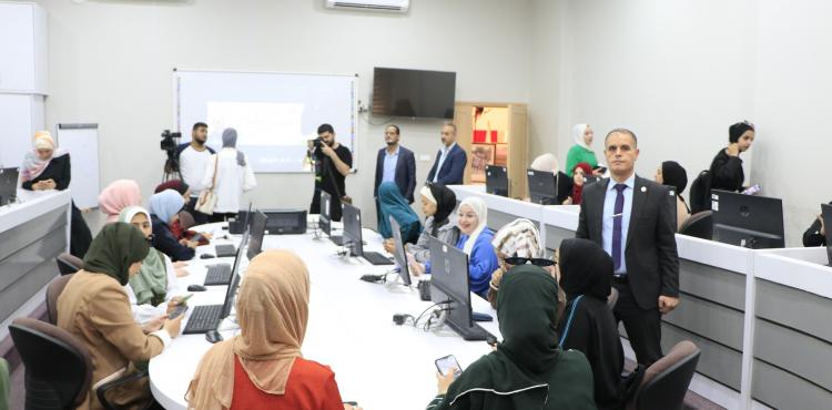 طلبة من جامعة الأقصى يغردون على هاشتاق الحرية لوليد دقة.jpg