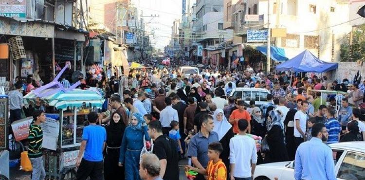 مواطنون في سوق عمر المختار بغزة .jpg