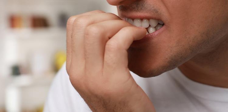 قضم الأظافر.jpeg