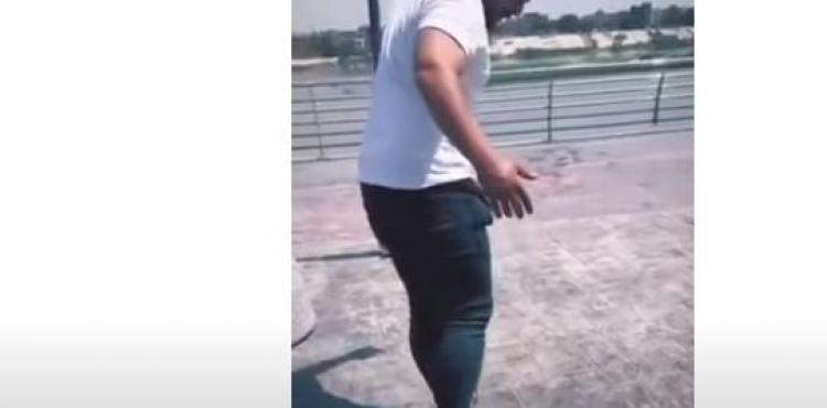 عراقي يوثق ذوبان نعله بسبب الحرارة.JPG