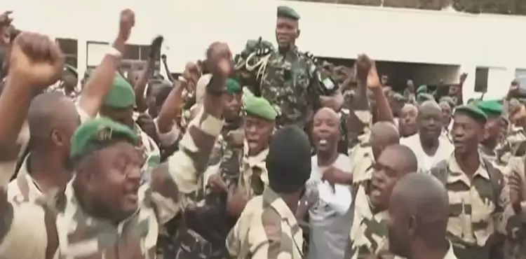 قائد الانقلاب (وسط) زعيم المرحلة الانتقالية في الغابون.webp