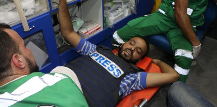 اصابة الصحفي محمد قنديل.jpg