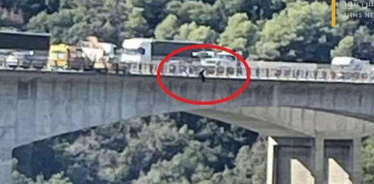 اللاعب تعلق بحافة الجسر قبل إنقاذه