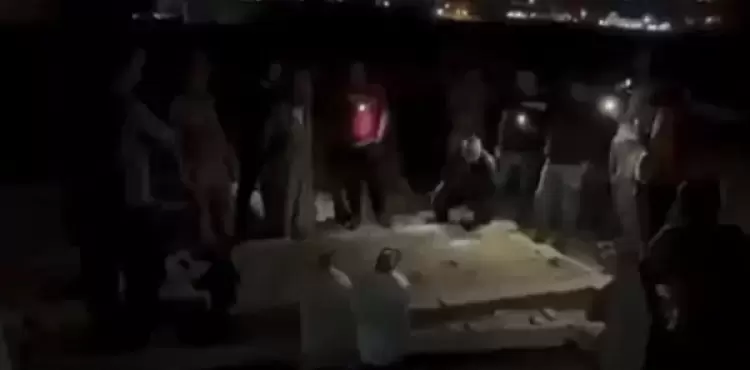 طرق داخل أحد القبور