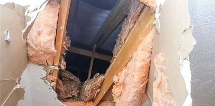 قذيفة ثلجية تسقط من طائرة مدنية تخترق سطح منزل.jpg