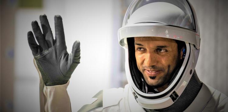 فيديو لحظة وصول سلطان النيادي إلى الامارات.jpg