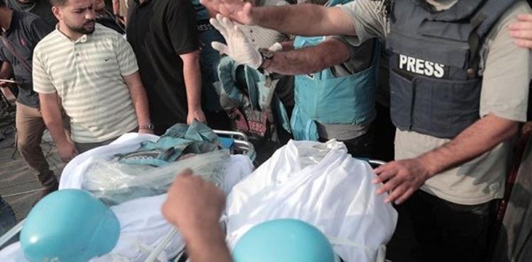 صحفيون يودعون أصدقائهم.jpg