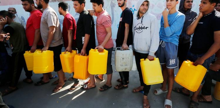 طابور تعبئة غالونات المياه في غزة