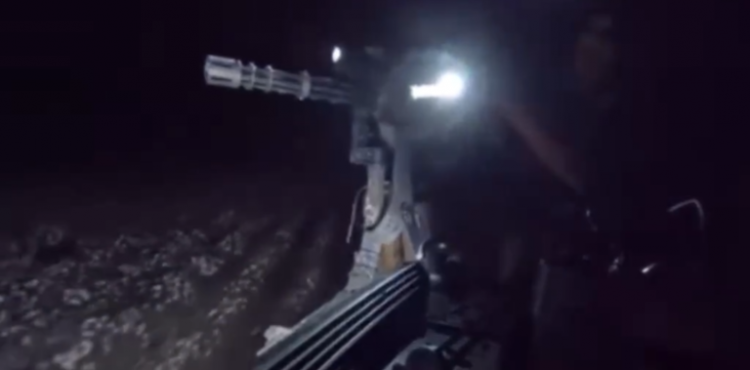 على طريقة أفلام هوليود.. مزارعون أمريكيون يطاردون الخنازير البرية.png