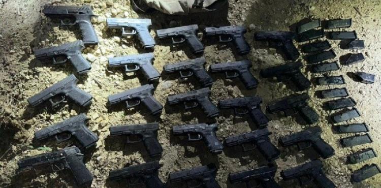 تهريب أسلحة ... مسدسات.jpg