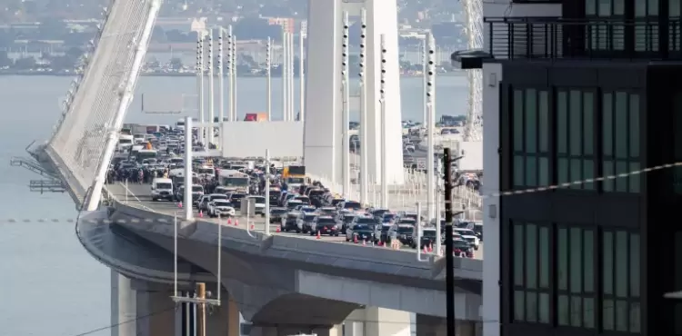 متظاهرون يعيقون حركة المرور في جسر خليج سان فرانسيسكو باي بريدج في الولايات المتحدة الأمريكية.webp