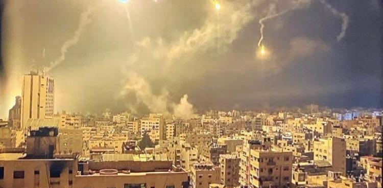 قنابل إضاءة فوق مستشفى الشفاء في غزة