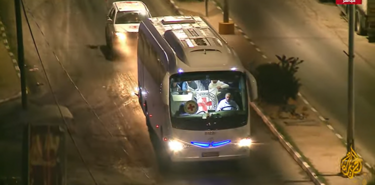 حافلة الأسرى الفلسطينيين المحررين ضمن الدفعة الخامسة من صفقة تبادل الأسرى.PNG