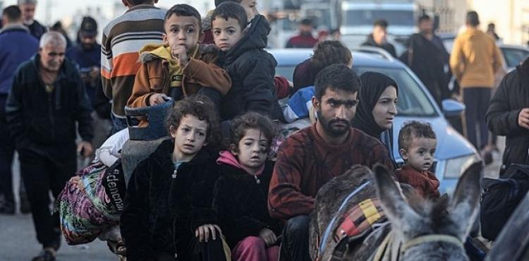 نازحون يتوجهون إلى منازلهم في شمال غزة.jpg