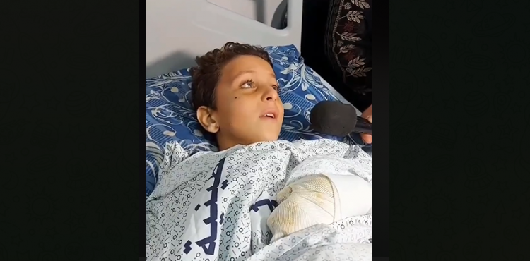 طفل مصاب في قصف اسرائيلي على غزة لا تقطعو رجلي.PNG