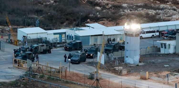 الجيش الإسرائيلي استقدم تعزيزات إلى سجن عوفر العسكري.jpg