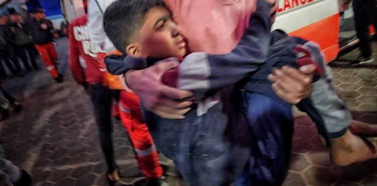 إصابات في قصف إسرائيلي على منطقة دير البلح وسط قطاع غزة.jpg