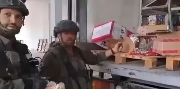 جنود الاحتلال يحرقون المساعدات الانسانية