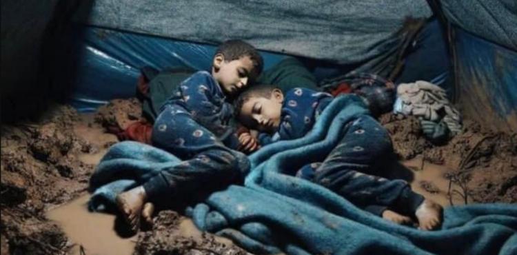 خيم الأطفال تغرق بالأمطار.jpg