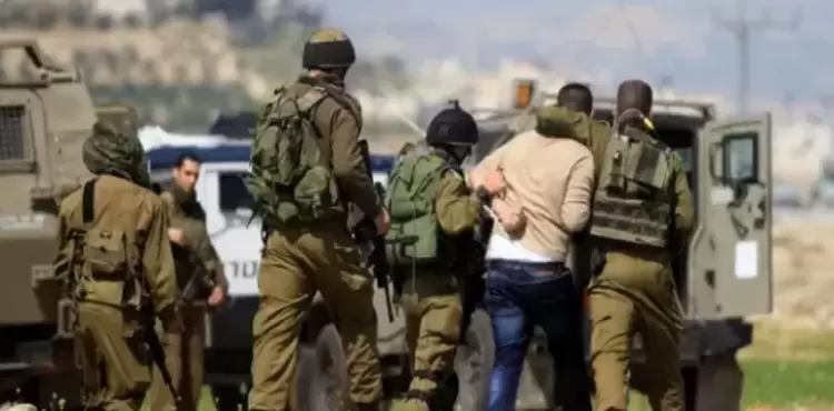 قوات الاحتلال تعتقل فلسطينياً.webp