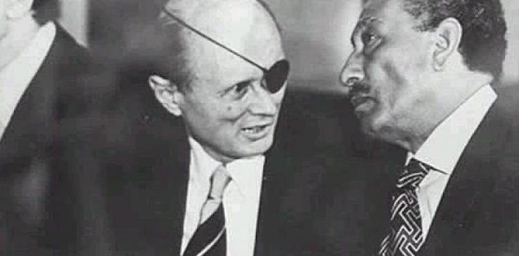 موشي ديان وانور السادات.jpg