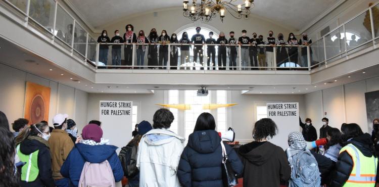 طلبة جامعة براون في ولاية رود ايلاند الأميركية.jpg