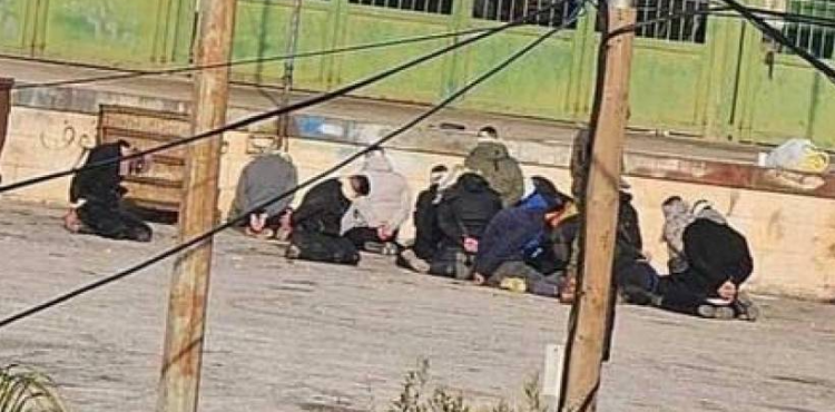 معتقلون في بيت أمر بالخليل