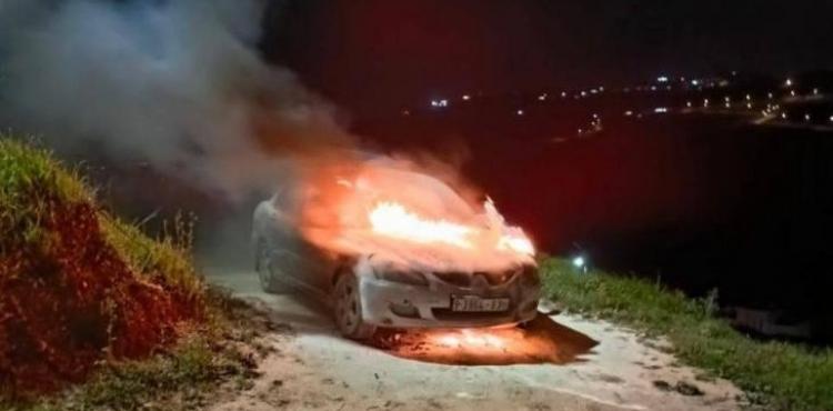 مستوطنون يحرقون سيارة