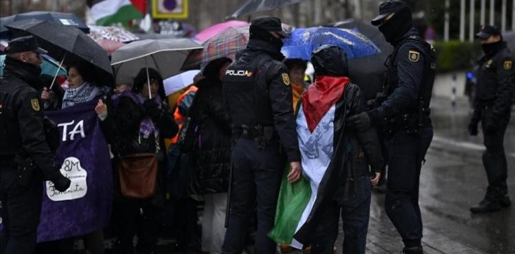 خلال المسيرة النسائية في مدريد تنديداً بالإبادة الجماعية في غزة.jpg
