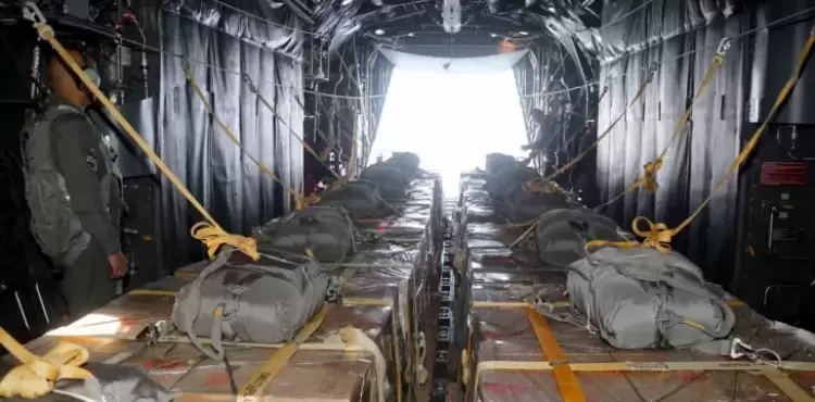 إنزال مساعدات جوياً.webp