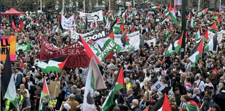 خلال الوقفة الاحتجاجية في السويد.png