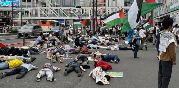 خلال المظاهرة في اليابان تضامناً مع غزة.jpg