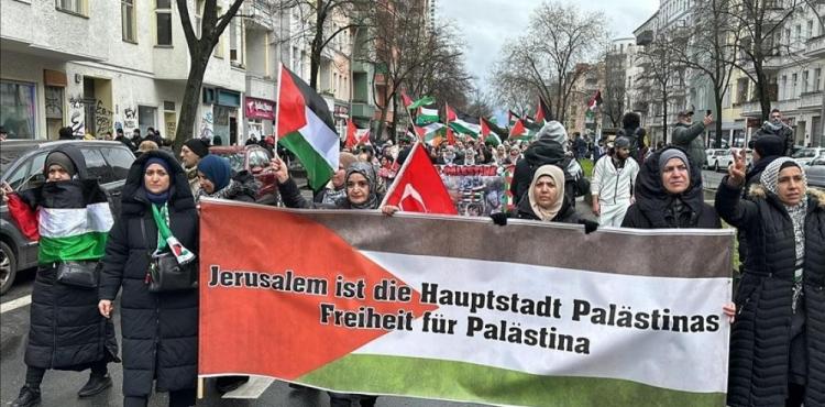 خلال المسيرة التضامنية في ألمانيا.jpg