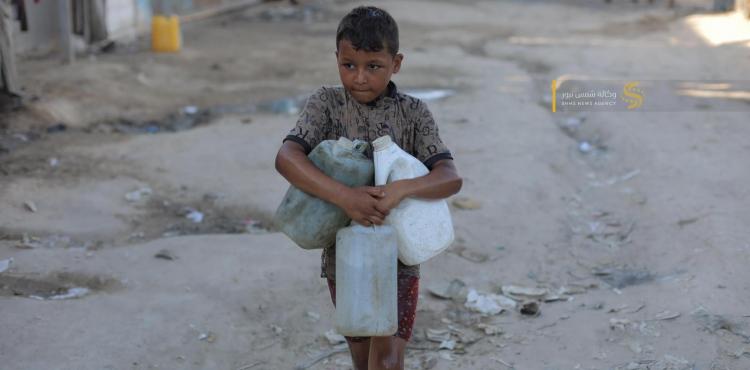 معاناة أطفال غزة في تعبئة جالونات المياه ونقلها من أماكن بعيدة لخيام النازحين 5.jfif