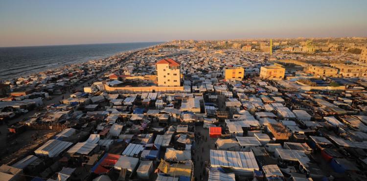 شاطئ البحر في دير البلح مع خيام النازحين