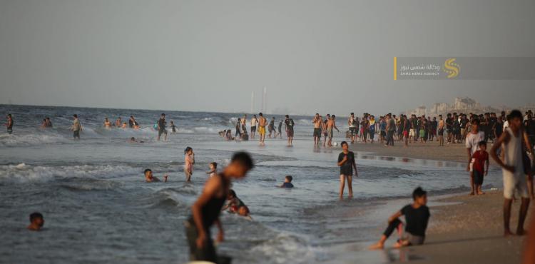 نازحو الحرب يستجمون على شاطئ بحر النصيرات