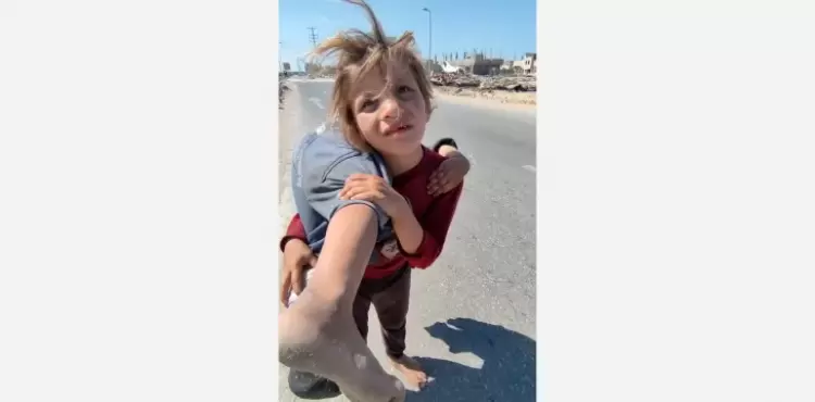 طفلة غزية تسعاف شقيقتها