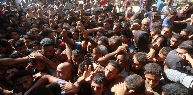 أزمة الخبز في غزة - مجاعة - مواطنون يتجمعون حول المخبز الوحيد في دير البلح للحصول على ربطة خبز بسبب اغلاق المعابر وعدم دخول طحين 5.jfif