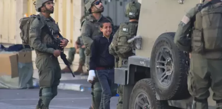 جنود الاحتلال اعتقلوا فتى فلسطينيا أثناء مداهماتهم بالخليل