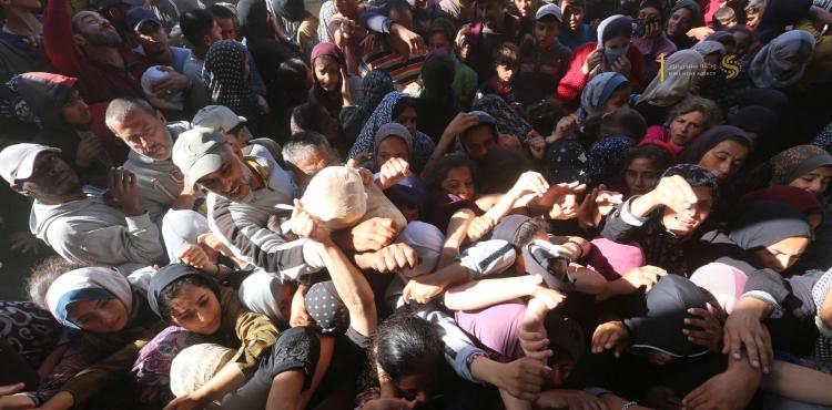 أزمة الخبز في غزة - مجاعة - مواطنون يتجمعون حول المخبز الوحيد في دير البلح للحصول على ربطة خبز بسبب اغلاق المعابر وعدم دخول طحين 6.jfif