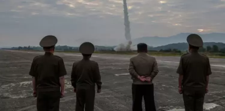 زعيم كوريا الشمالية كيم جونج أون خلال اختبار ما وصفته وكالة الأنباء المركزية الكورية بأنه صاروخ باليستي