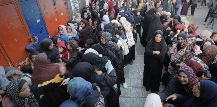 مجاعة - طابور الخبز . أزمة الخبز الطحين في جنوب غزة.jfif