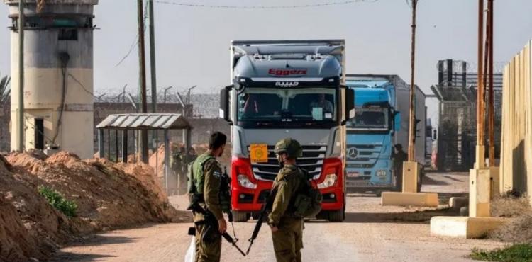 شاحنات المساعدات.jpg