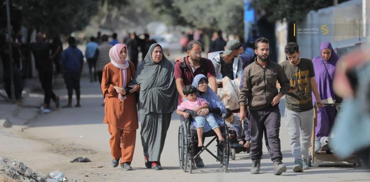 مواطنون فلسطينيون ينزحون بفعل القصف الإسرائيلي المستمر في قطاع غزة