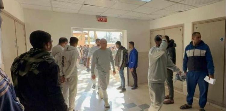 الأسرى أثناء وصولهم إلى المستشفيات بعد الإفراج عنهم من سجون الاحتلال.jpg