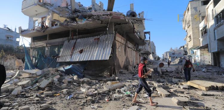 آثار الدمار الذي لحق بمنزل عائلة القريناوي في مخيم البريج بعد قصفه بطائرات الاحتلال.jpg